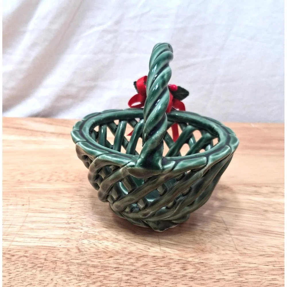 Green Round Ceramic Basket Woven Lattice w/Handle Pinecones Bow Bell Christmas